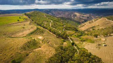 Mazzarino, Caltanissetta, Sicilya, İtalya ve Avrupa yakınlarındaki Erei Dağlarının Hava Görüntüsü