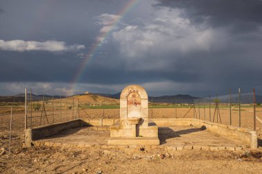 Muhteşem Gökkuşağı Gela Ovası 'nda Eski Ülke Çeşmesi, Caltanissetta, Sicilya, İtalya, Avrupa