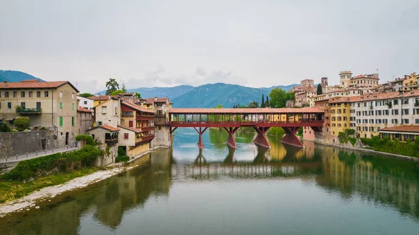 Bassano del Grappa, Vicenza, Veneto, İtalya, Avrupa 'da Brenta Nehri ile Alpini Köprüsü' nün hava görüntüsü