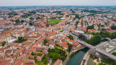 Bassano del Grappa, Vicenza, Veneto, İtalya, Avrupa 'nın Hava Görüntüsü