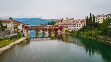 Bassano del Grappa, Vicenza, Veneto, İtalya, Avrupa 'da Brenta Nehri ile Alpini Köprüsü' nün hava görüntüsü