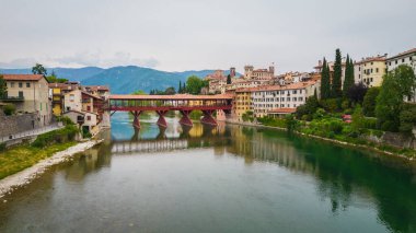 Bassano del Grappa, Vicenza, Veneto, İtalya, Avrupa 'da Brenta Nehri ile Alpini Köprüsü' nün hava görüntüsü