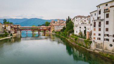 Bassano del Grappa, Vicenza, Veneto, İtalya, Avrupa 'da Brenta Nehri ile Alpini Köprüsü' nün hava görüntüsü
