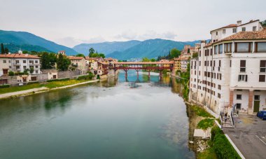 Bassano del Grappa, Vicenza, Veneto, İtalya, Avrupa 'da Brenta Nehri ile Alpini Köprüsü' nün hava görüntüsü