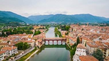Bassano del Grappa, Vicenza, Veneto, İtalya, Avrupa 'da Brenta Nehri ile Alpini Köprüsü' nün hava görüntüsü
