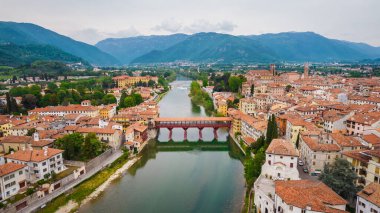 Bassano del Grappa, Vicenza, Veneto, İtalya, Avrupa 'da Brenta Nehri ile Alpini Köprüsü' nün hava görüntüsü