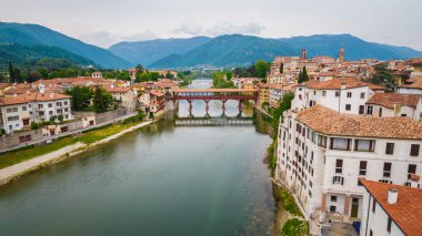 Bassano del Grappa, Vicenza, Veneto, İtalya, Avrupa 'da Brenta Nehri ile Alpini Köprüsü' nün hava görüntüsü