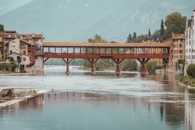 Bassano del Grappa, Vicenza, Veneto, İtalya, Avrupa 'daki Brenta Nehri ile Alpini Köprüsü manzarası