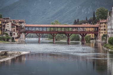 Bassano del Grappa, Vicenza, Veneto, İtalya, Avrupa 'daki Brenta Nehri ile Alpini Köprüsü manzarası