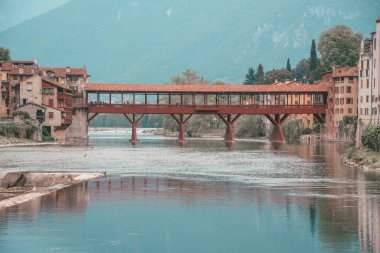 Bassano del Grappa, Vicenza, Veneto, İtalya, Avrupa 'daki Brenta Nehri ile Alpini Köprüsü manzarası