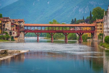 Bassano del Grappa, Vicenza, Veneto, İtalya, Avrupa 'daki Brenta Nehri ile Alpini Köprüsü manzarası