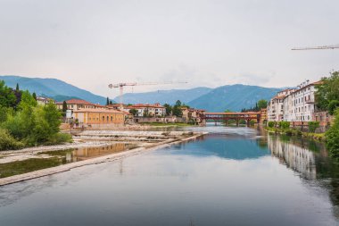 Bassano del Grappa, Vicenza, Veneto, İtalya, Avrupa 'daki Brenta Nehri ile Alpini Köprüsü manzarası