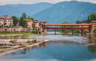 Bassano del Grappa, Vicenza, Veneto, İtalya, Avrupa 'daki Brenta Nehri ile Alpini Köprüsü manzarası