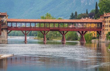 Bassano del Grappa, Vicenza, Veneto, İtalya, Avrupa 'daki Brenta Nehri ile Alpini Köprüsü manzarası