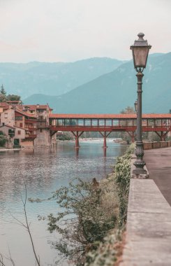 Bassano del Grappa, Vicenza, Veneto, İtalya, Avrupa 'daki Brenta Nehri ile Alpini Köprüsü manzarası