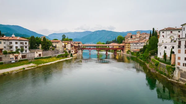 Bassano del Grappa, Vicenza, Veneto, İtalya, Avrupa 'da Brenta Nehri ile Alpini Köprüsü' nün hava görüntüsü