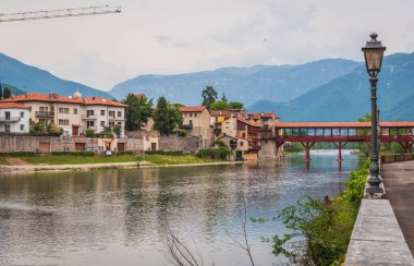 Bassano del Grappa, Vicenza, Veneto, İtalya, Avrupa 'daki Brenta Nehri ile Alpini Köprüsü manzarası