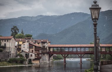 Bassano del Grappa, Vicenza, Veneto, İtalya, Avrupa 'daki Brenta Nehri ile Alpini Köprüsü manzarası