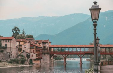 Bassano del Grappa, Vicenza, Veneto, İtalya, Avrupa 'daki Brenta Nehri ile Alpini Köprüsü manzarası