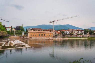 Bassano del Grappa, Vicenza, Veneto, İtalya ve Avrupa 'daki Brenta Nehri manzarası