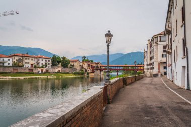 Bassano del Grappa, Vicenza, Veneto, İtalya, Avrupa 'daki Brenta Nehri ile Alpini Köprüsü manzarası