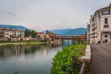 Bassano del Grappa, Vicenza, Veneto, İtalya, Avrupa 'daki Brenta Nehri ile Alpini Köprüsü manzarası