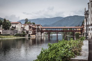 Bassano del Grappa, Vicenza, Veneto, İtalya, Avrupa 'daki Brenta Nehri ile Alpini Köprüsü manzarası