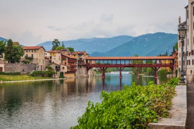 Bassano del Grappa, Vicenza, Veneto, İtalya, Avrupa 'daki Brenta Nehri ile Alpini Köprüsü manzarası