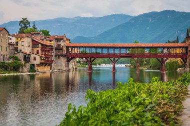 Bassano del Grappa, Vicenza, Veneto, İtalya, Avrupa 'daki Brenta Nehri ile Alpini Köprüsü manzarası
