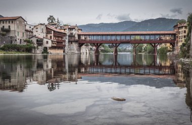 Bassano del Grappa, Vicenza, Veneto, İtalya, Avrupa 'daki Brenta Nehri ile Alpini Köprüsü manzarası