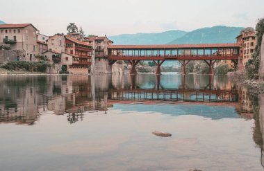 Bassano del Grappa, Vicenza, Veneto, İtalya, Avrupa 'daki Brenta Nehri ile Alpini Köprüsü manzarası