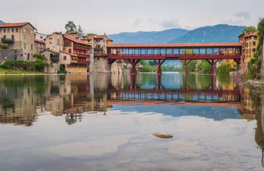 Bassano del Grappa, Vicenza, Veneto, İtalya, Avrupa 'daki Brenta Nehri ile Alpini Köprüsü manzarası