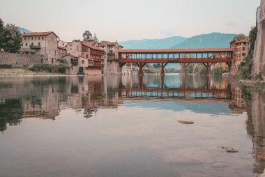 Bassano del Grappa, Vicenza, Veneto, İtalya, Avrupa 'daki Brenta Nehri ile Alpini Köprüsü manzarası