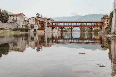 Bassano del Grappa, Vicenza, Veneto, İtalya, Avrupa 'daki Brenta Nehri ile Alpini Köprüsü manzarası