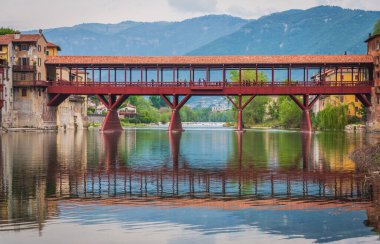 Bassano del Grappa, Vicenza, Veneto, İtalya, Avrupa 'daki Brenta Nehri ile Alpini Köprüsü manzarası