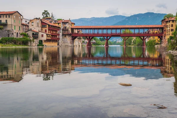 バッサーノ グラッパ ヴィチェンツァ ヴェネト イタリア ヨーロッパのブレンタ川とアルピニ橋の眺め — ストック写真