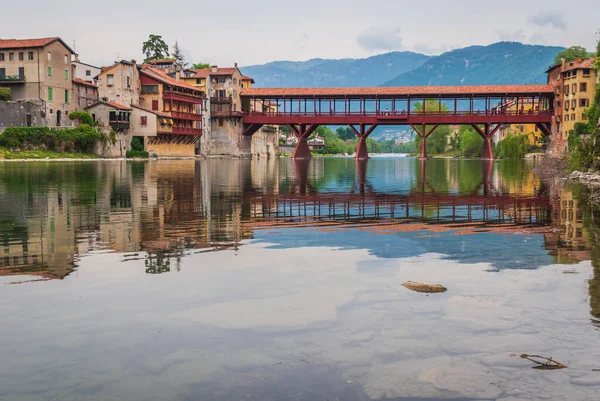 Bassano del Grappa, Vicenza, Veneto, İtalya, Avrupa 'daki Brenta Nehri ile Alpini Köprüsü manzarası