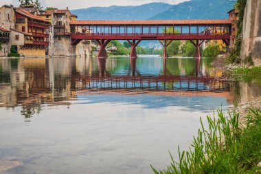 Bassano del Grappa, Vicenza, Veneto, İtalya, Avrupa 'daki Brenta Nehri ile Alpini Köprüsü manzarası