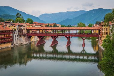 Bassano del Grappa, Vicenza, Veneto, İtalya, Avrupa 'daki Brenta Nehri ile Alpini Köprüsü manzarası