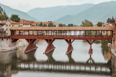 Bassano del Grappa, Vicenza, Veneto, İtalya, Avrupa 'daki Brenta Nehri ile Alpini Köprüsü manzarası