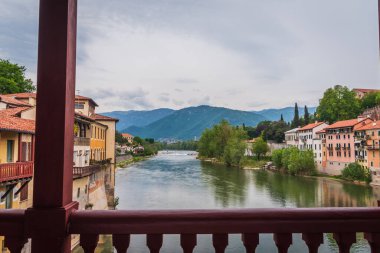 Alpini Köprüsü, Vicenza, Veneto, İtalya ve Avrupa 'dan Brenta Nehri ile Bassano del Grappa manzarası