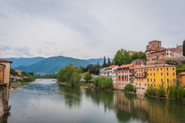 Alpini Köprüsü, Vicenza, Veneto, İtalya ve Avrupa 'dan Brenta Nehri ile Bassano del Grappa manzarası