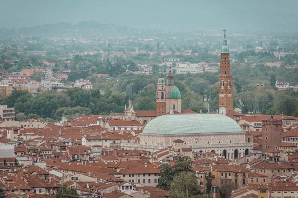 Berico Dağı, Veneto, İtalya, Avrupa, Dünya Mirası Bölgesi 'nden Bazilika Palladiana ve Vicenza Skyline manzarası