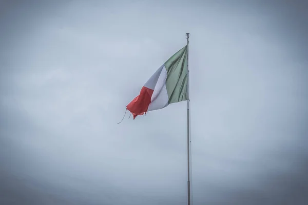 Vista Bandera Italiana Ondeando Piazzale Della Vittoria Sobre Monte Berico — Foto de Stock