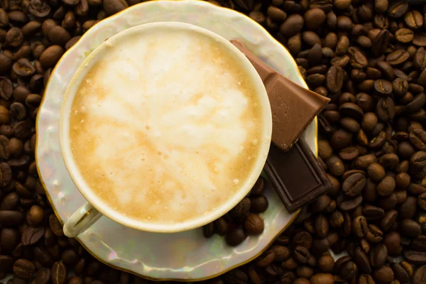 fincan cappuccino plaka üzerinde