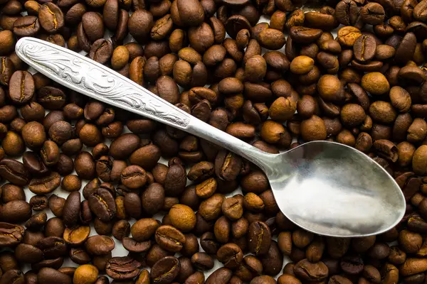 Löffel auf Kaffeebohnen — Stockfoto