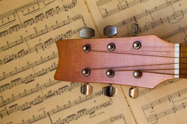 gitar ve eski müzik notaları