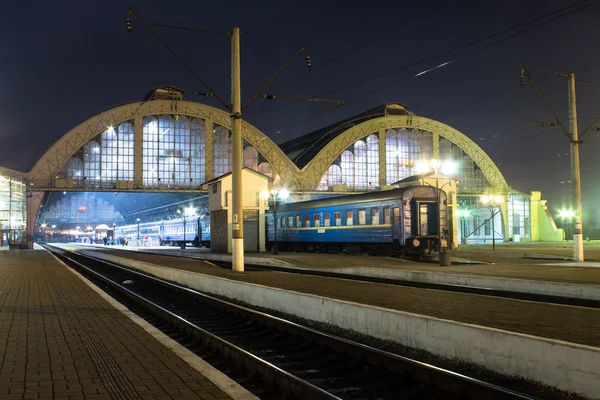 Železniční stanice v noci — Stock fotografie