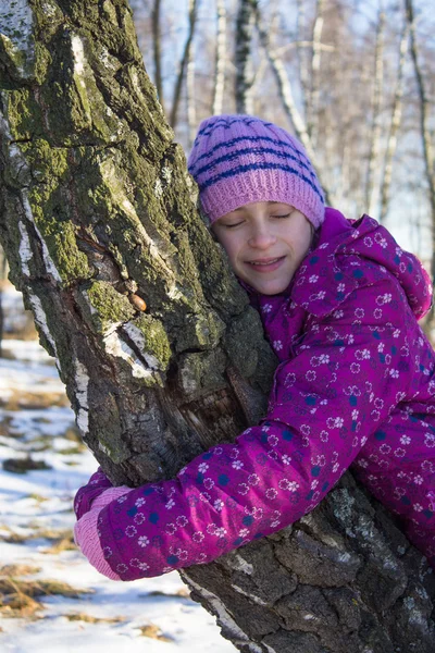 Petite fille étreignant arbre — Photo
