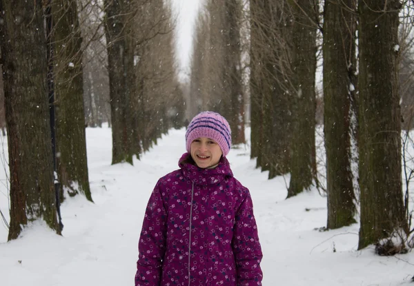 Girl in alley — Stock Photo, Image